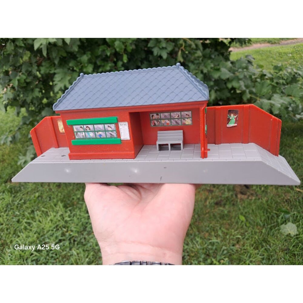 TOMY Thomas & Friends Trackmaster LOWER TIDMOUTH Train Station 2009